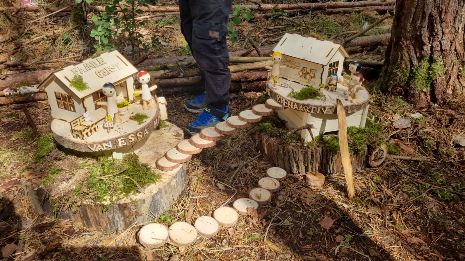 Wichtelhäuschen Familie Gerst und KreHAARtiv nebeneinander im Wald