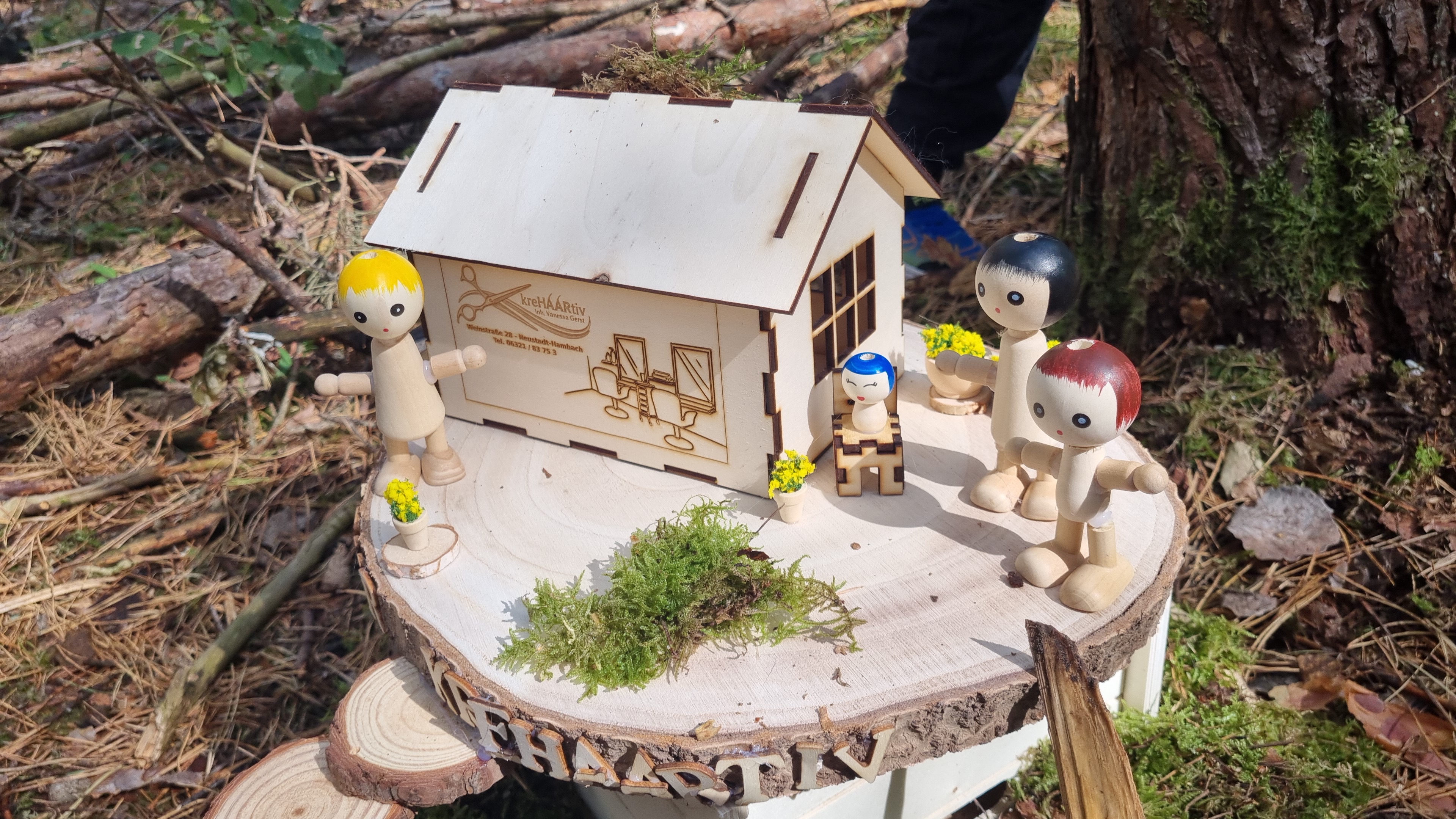 Das kreHAARtiv-Wichtelhäuschen auf dem Märchen-Wichtelpfad im Haßlocher Wald